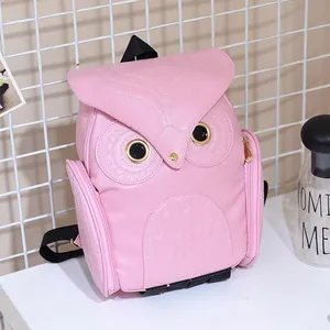Elegante zaino a forma di gufo rosa in ecopelle con dettagli metallici e tasche laterali