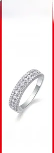 Vue macro d'une bague en argent 925 sertie de pierres en moissanite étincelantes