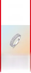 Vue détaillée de la bague en argent sterling 925 avec trois rangées de moissanite brillante