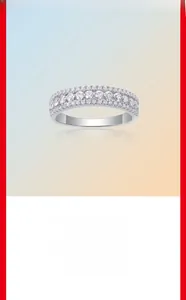 Vue macro d'une bague en argent 925 avec pavé de moissanite triple rangée et placage épais