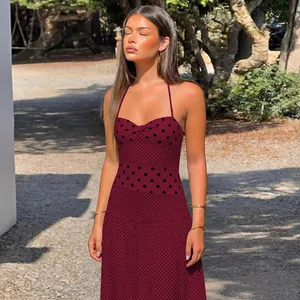 Dettaglio dell'abito bordeaux a pois con scollo a cuore e nodo decorativo sul davanti