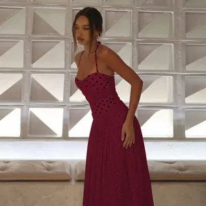 Dettaglio dell'abito bordeaux a pois con scollo a cuore e design vintage con allacciatura al collo