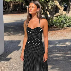Dettaglio dello scollo all'americana con motivi a pois su un abito estivo