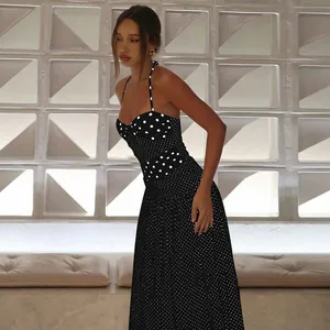 Dettaglio dell'abito halter nero a pois con vita aderente e design a pieghe vintage