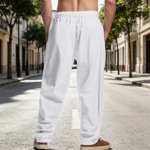 Vue arrière d'un pantalon décontracté blanc en coton et lin pour homme, coupe large
