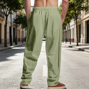 Vue détaillée de l'arrière d'un pantalon large en coton et lin pour homme vert clair