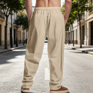 Détail du pantalon décontracté en coton et lin beige avec une coupe droite et ample.