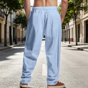 Vue arrière de ce pantalon décontracté léger bleu en coton et lin pour homme