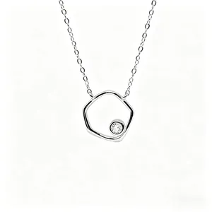 Vue détaillée d'un collier en argent sterling S925 irrégulier avec un oxyde de zirconium brillant