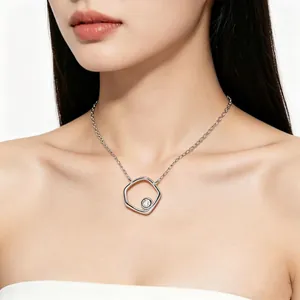 Élégant collier en argent sterling S925 avec pendentif hexagonal sur un modèle féminin