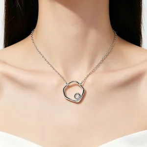 Collier minimaliste en argent sterling S925 avec pendentif irrégulier porté par un mannequin
