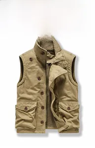 Dettaglio del gilet in tela kaki con fodera in pile sherpa calda e tasche cargo pratiche