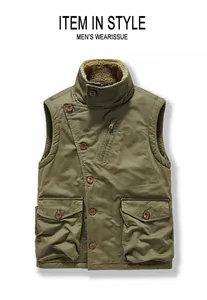 Dettaglio del gilet da lavoro verde oliva con collo alto foderato in pile e tasche con patta