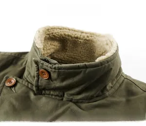 Dettaglio gilet verde militare con colletto rialzato trapuntato e calda fodera in shearling