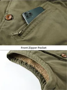 Dettaglio gilet vintage con fodera in pile e tasca sul petto con zip per lo smartphone