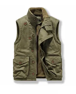 Dettaglio del gilet di tela verde militare con fodera in pile e bottoni vintage