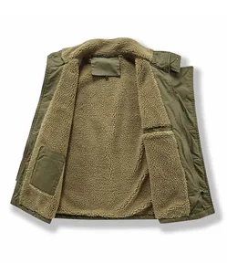 Dettaglio della fodera in sherpa e tasche interne su un gilet vintage verde militare