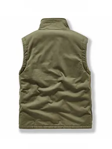 Vista posteriore del gilet in tela trapuntata verde oliva con dettagli di tessuto e cuciture