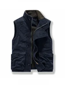 Dettaglio del gilet utilitario blu navy con calda fodera sherpa e design multitasche