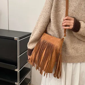 Sac seau rétro en daim marron avec de longues franges et une bandoulière réglable