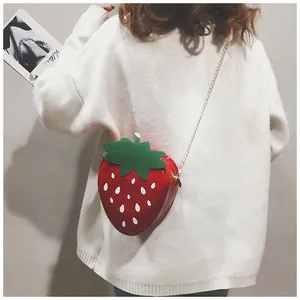 Gros plan d'un sac fraise 3D avec corps rouge et détails de feuilles vertes sur un modèle