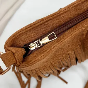 Sac seau vintage en daim marron avec longues franges et fermeture éclair dorée