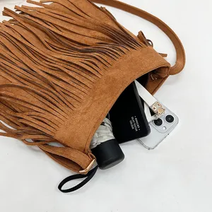 Sac seau en similicuir marron à franges avec vue sur l'intérieur spacieux et pratique