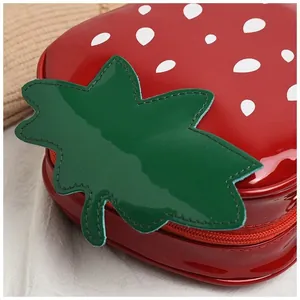 Vue macro du sac fraise 3D montrant la finition rouge brillante et le détail de feuille