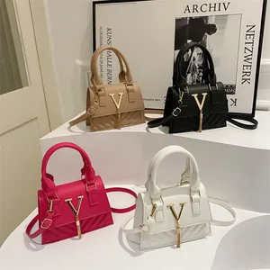 Eleganti borse trapuntate con motivo a V, dettagli dorati e nappine per donna