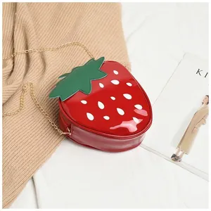 Détail d'un sac bandoulière en forme de fraise 3D avec finition brillante