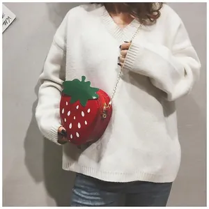 Détail du sac chaîne fraise 3D montrant la finition rouge brillant et les feuilles