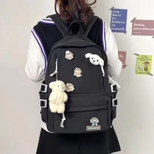 Mochila escolar negra estilo Harajuku con parches de dibujos y colgantes de peluche
