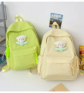 Détail du sac à dos scolaire mignon avec fleur en peluche blanche et poches multiples