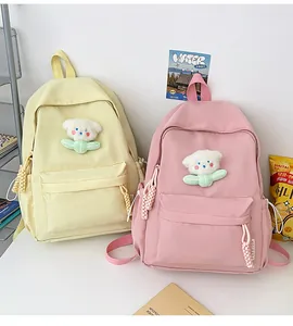 Détails de sacs à dos en nylon jaune et rose avec fleurs en peluche et zips tressés