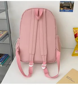 Vue détaillée du dos du sac à dos en nylon rose avec bretelles rembourrées