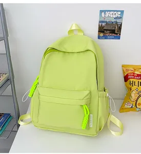 Détail d'un sac à dos en nylon vert citron avec poche zippée et étiquette FASHION