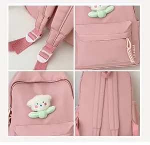 Détails du sac à dos rose avec breloque en peluche et bretelles réglables tissées