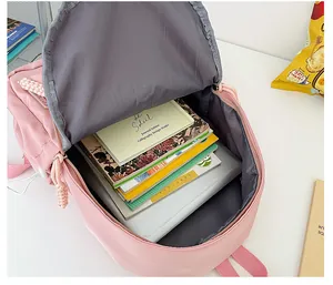 Compartiment principal du sac à dos rose montrant l'espace pour des livres A4