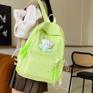 Sac à dos minimaliste en nylon vert clair avec ours en peluche sur un modèle décontracté