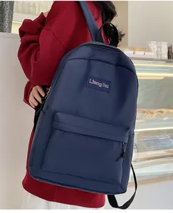 Nahaufnahme des dunkelblauen minimalistischen Rucksacks mit hochwertigem Oxford-Gewebe-Etikett