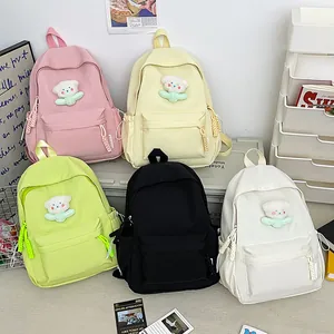 Sacs à dos minimalistes en nylon pour femmes en cinq couleurs avec breloque ours mignon