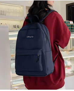 Nahaufnahme eines marineblauen Rucksacks im minimalistischen Stil mit Logo-Detail