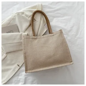 Vue détaillée d'un sac cabas rectangulaire en jute naturelle avec anses tressées