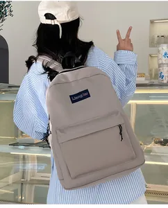 Lifestyle-Aufnahme eines minimalistischen hellgrauen Rucksacks, getragen von einem Modell
