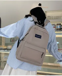 Seitenansicht des großen minimalistischen khakifarbenen Rucksacks aus wasserfestem Stoff