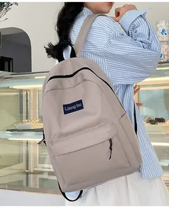 Detailansicht der großen Kapazität und Seitentaschen des minimalistischen khakifarbenen Rucksacks