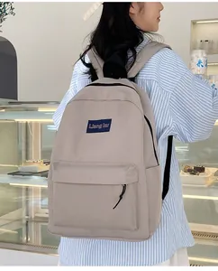 Detailansicht des minimalistischen khakifarbenen Nylon-Rucksacks mit großen Kapazität