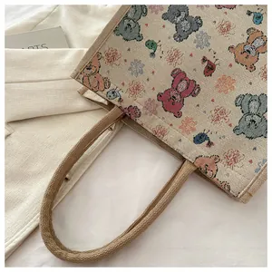 Détail du sac cabas en toile tissée avec des motifs d'ours en jacquard coloré