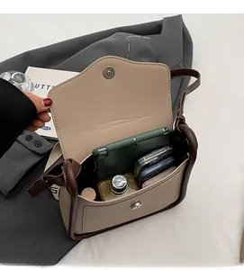 Vista interna che mostra la capienza spaziosa di questa borsa a spalla bicolore beige