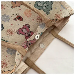 Détail du sac cabas en toile montrant le fermoir magnétique et le motif jacquard